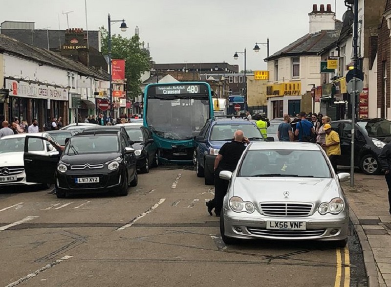 КАРАМБОЛ: Судар аутобуса и око 25 возила,14 људи повређено